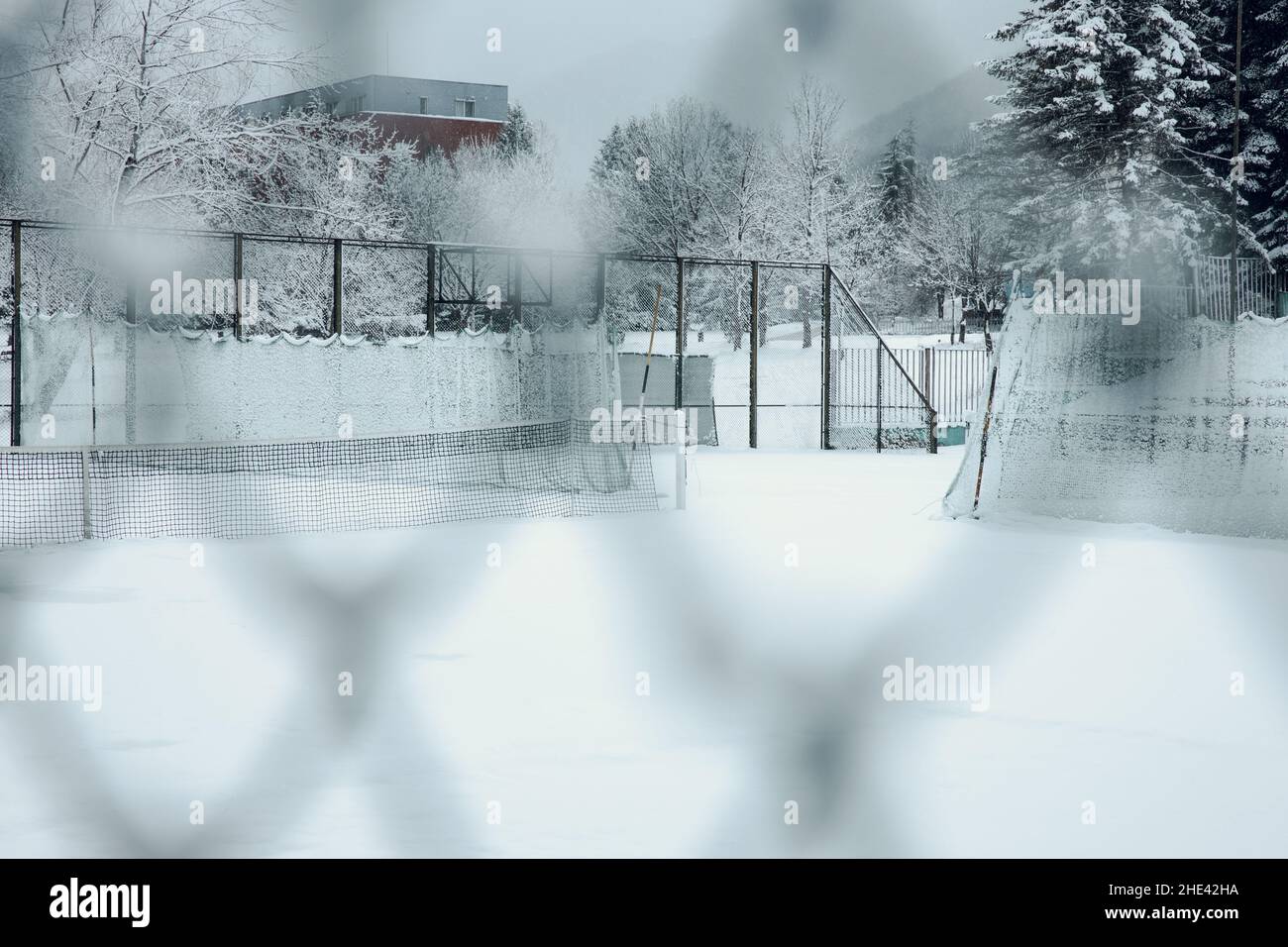Un campo di calcio vuoto in Bulgaria coperto di neve. Stagione invernale. Le porte da calcio sono vuote e bianche con la neve. Foto di alta qualità Foto Stock