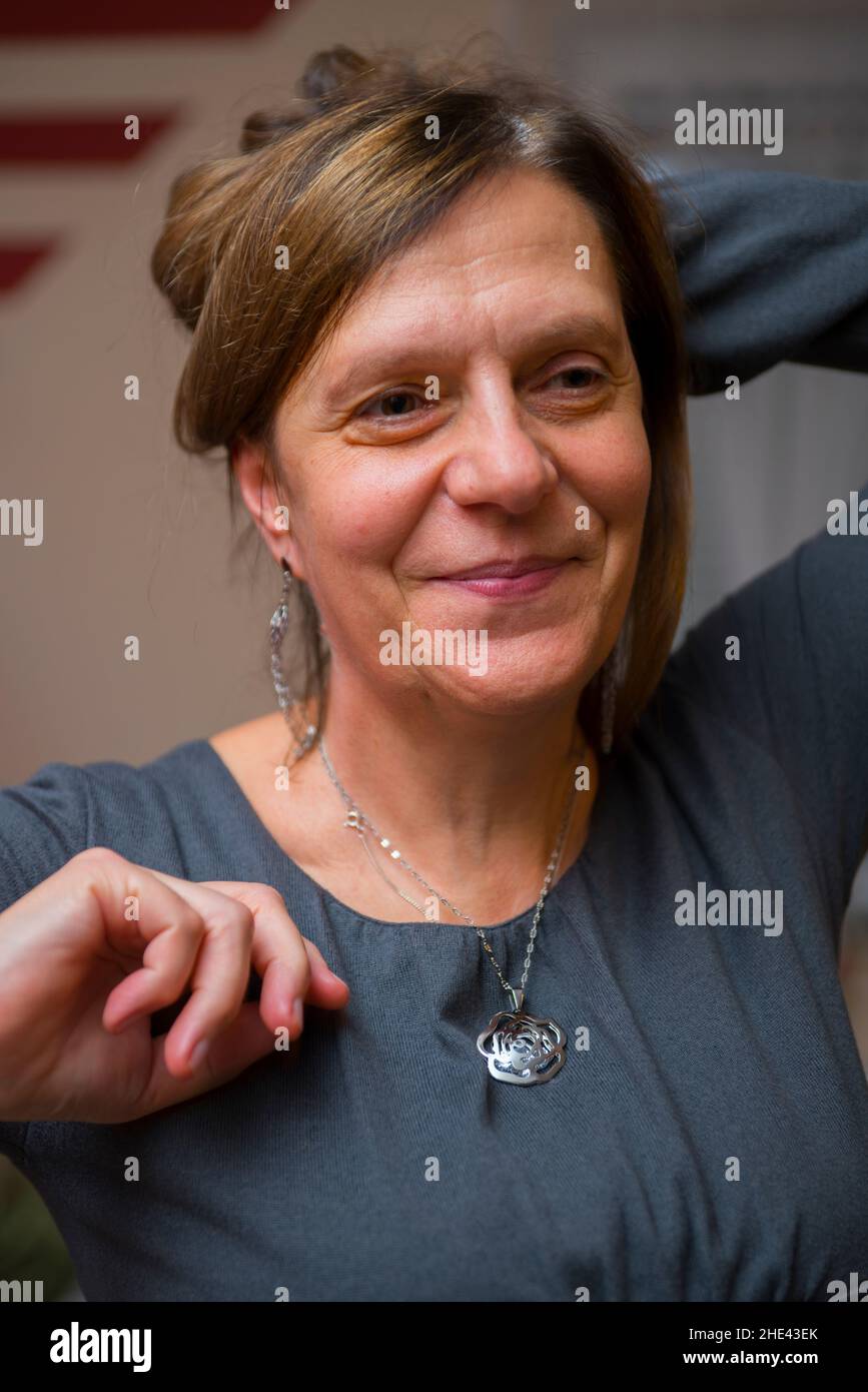 Polonia, Polen, Europa, Europa; Ritratto di donna matura con un pendente intorno al collo. Porträt einer reifen Frau mit einem Anhänger um den Hals. Foto Stock