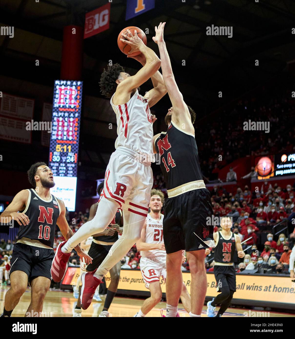 Piscataway, New Jersey, Stati Uniti. 8th Jan 2022. Rutgers Scarlet Knights Guard Geo Baker (0) va contro i Nebraska Cornhuskers in avanti Trevor Lakes (14) durante la partita tra i Nebraska Cornhuskers e i Rutgers Scarlet Knights alla Jersey Mikes Arena di Piscataway, New Jersey, sabato 8 2022 gennaio. Rutgers sconfisse il Nebraska 93-65. Duncan Williams/CSM/Alamy Live News Foto Stock