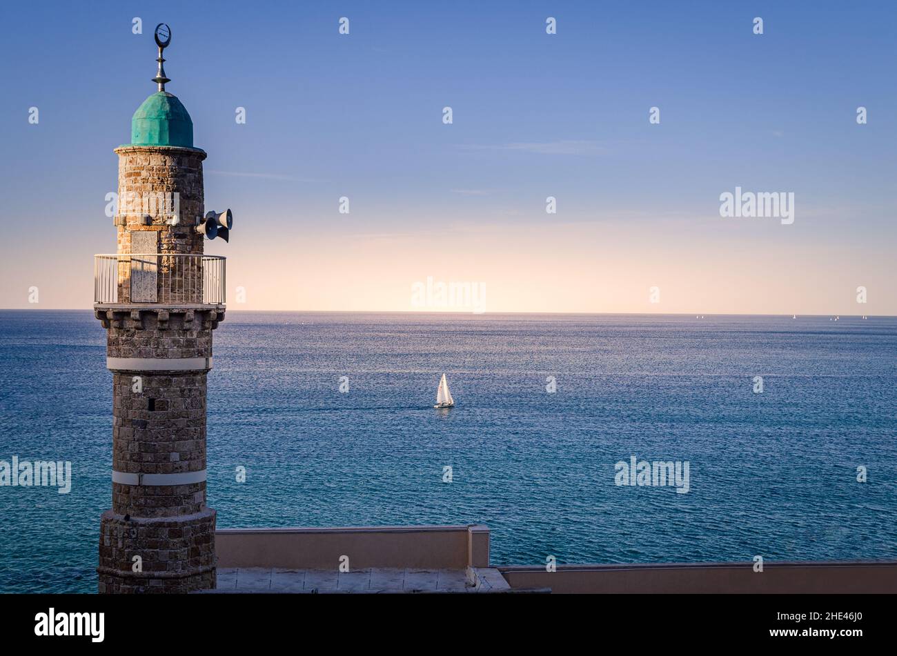Al Bahr moschea al sole e una barca a vela sullo sfondo Foto Stock
