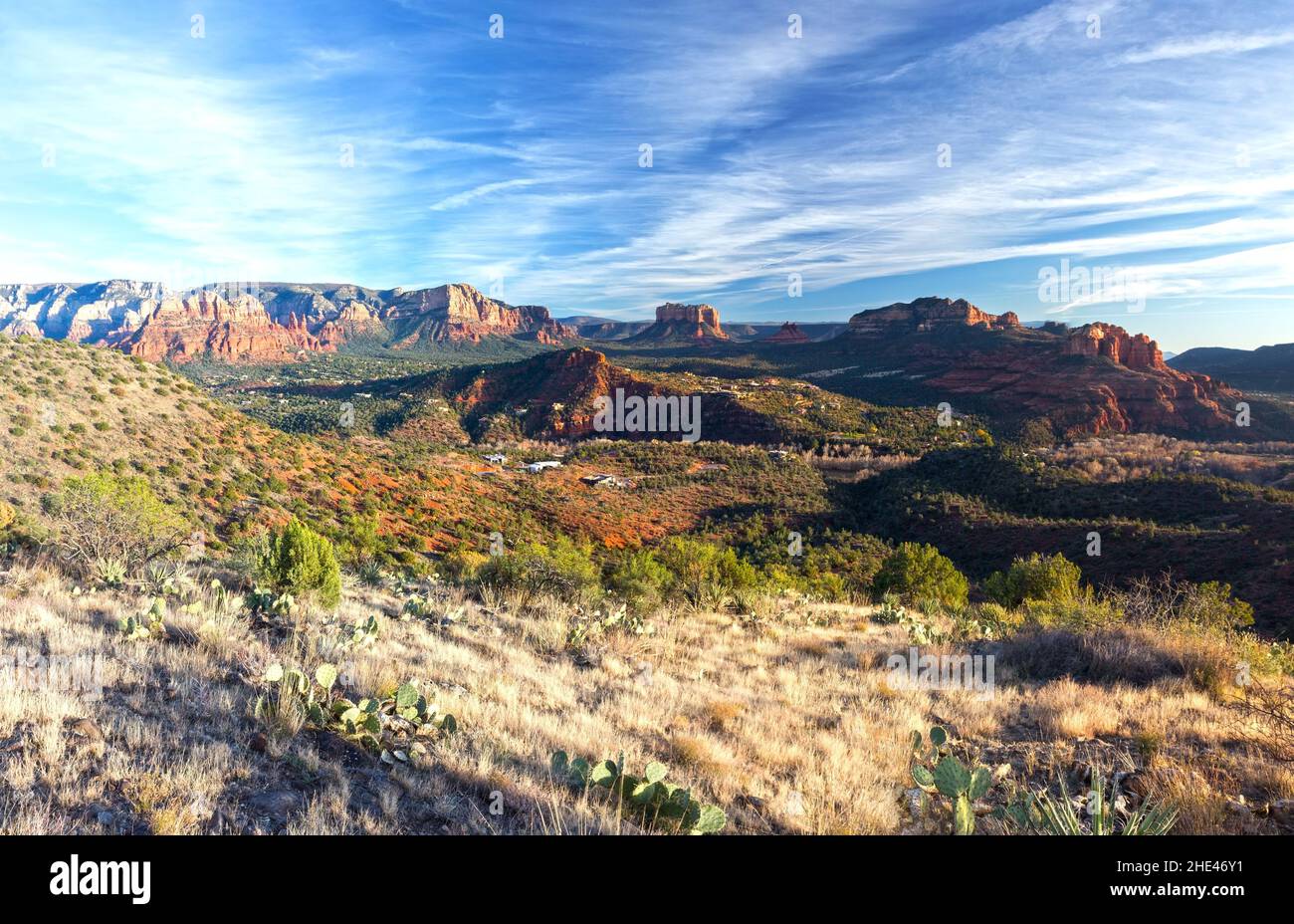 Panorama panoramico del deserto aereo e delle vette delle Red Rock Mountain con Blue Skyline in un giorno invernale soleggiato a Sedona, Arizona, sud-ovest degli Stati Uniti Foto Stock