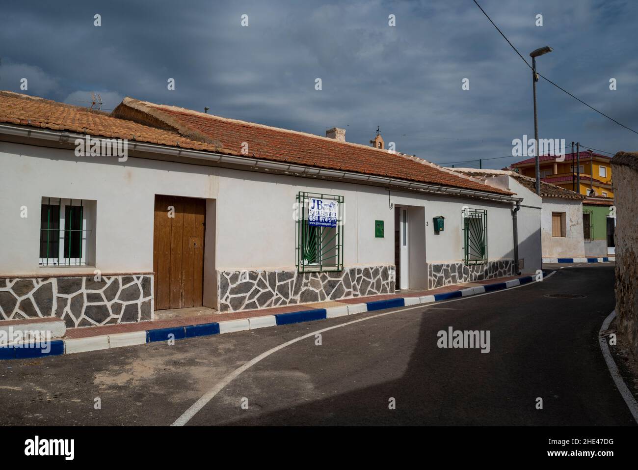 Proprietà spagnole in vendita a Carrascoy-la Murta, Murcia, Spagna, tipiche di proprietà pubblicizzate a ex-pats inglesi per ristrutturazione. Porta su strada Foto Stock