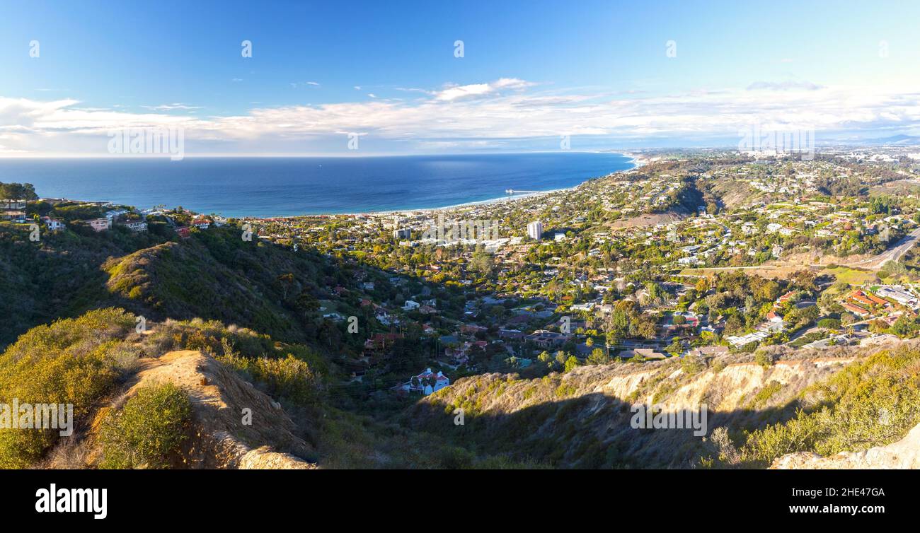 Panorama aereo Panorama orizzontale panoramico la Jolla Shores Bay distante costa dell'Oceano Pacifico da Mount Soledad, San Diego California USA Skyline Foto Stock