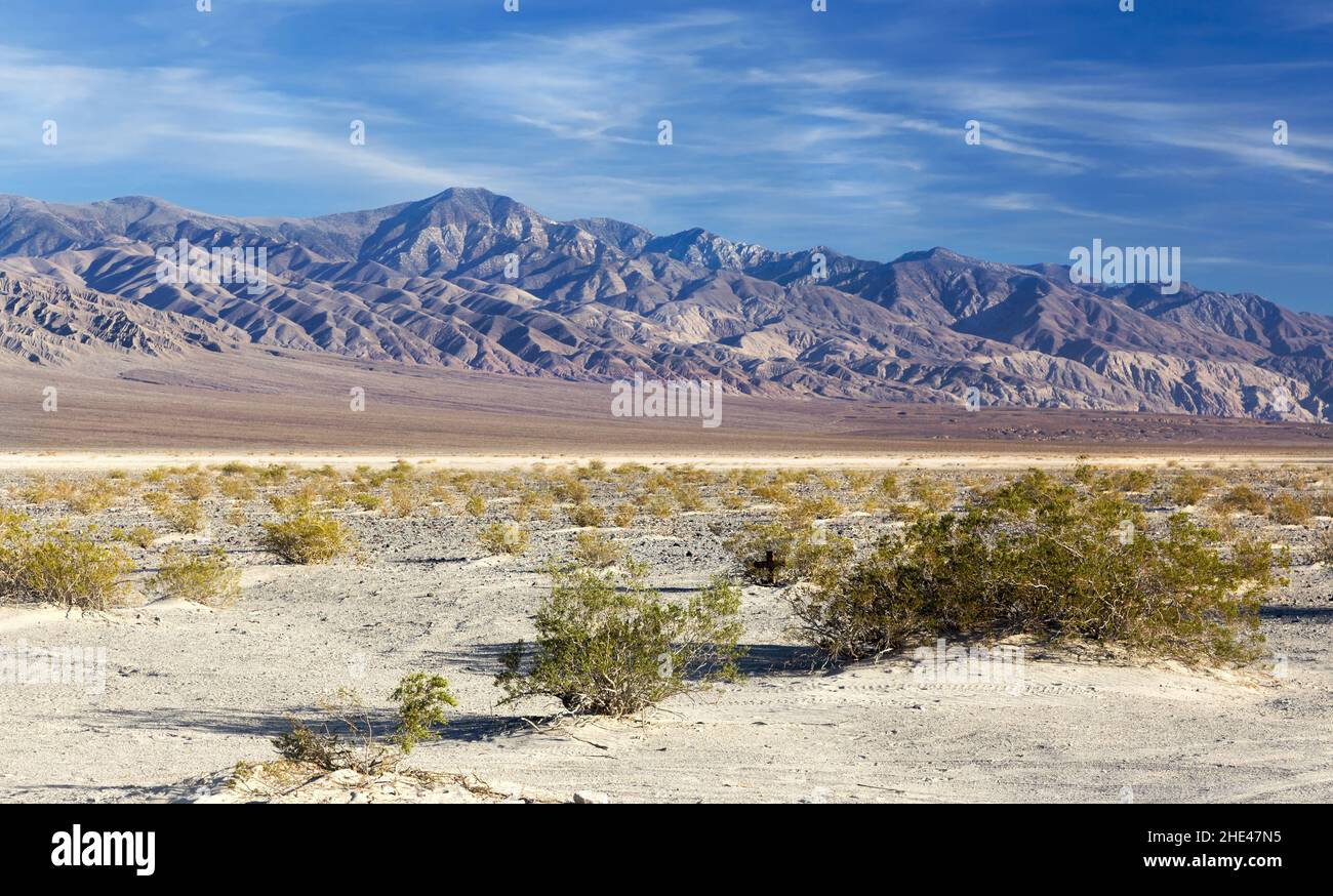 Vista panoramica del paesaggio Panamint Range Mountain Peaks Blue Sky e Desert Sand. Bright Sunny Day Death Valley National Park, California USA Foto Stock