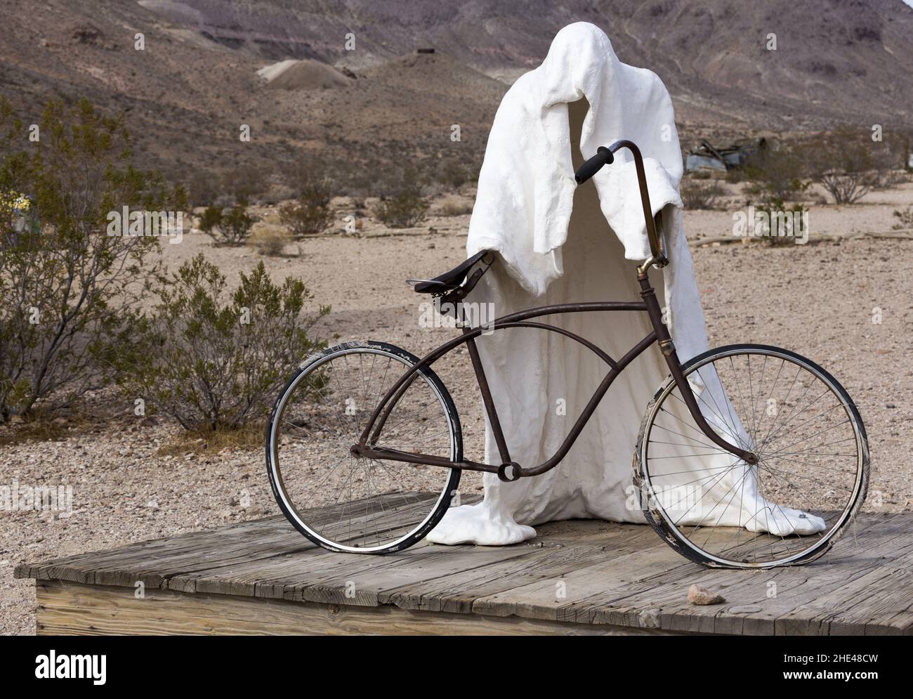 Scultura fantasma con bicicletta. Arte pubblica dello scultore belga Albert Szukalski al museo all'aperto Rhyolite Nevada Ghost Town Goldwell Foto Stock