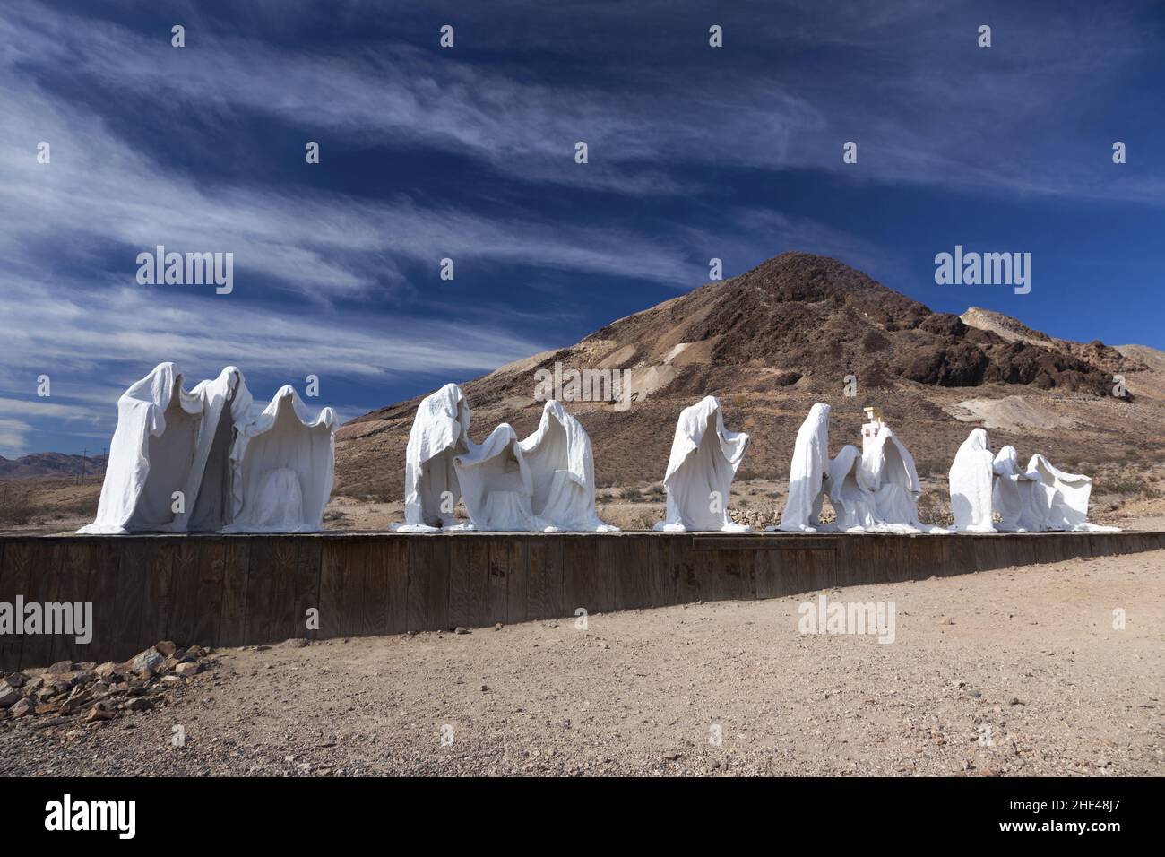 The Last Cenpper, Row of White Ghost Town Sculptures. Arte pubblica dello scultore belga Albert Szukalski a Goldwell Open Air Museum Rhyolite Nevada Foto Stock