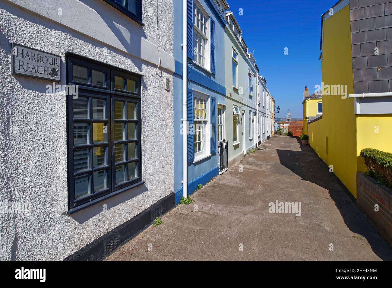 UK, Dorset, Weymouth, Hartlebury Terrace Holiday Cottages guardando verso la chiesa di St Mary. Foto Stock