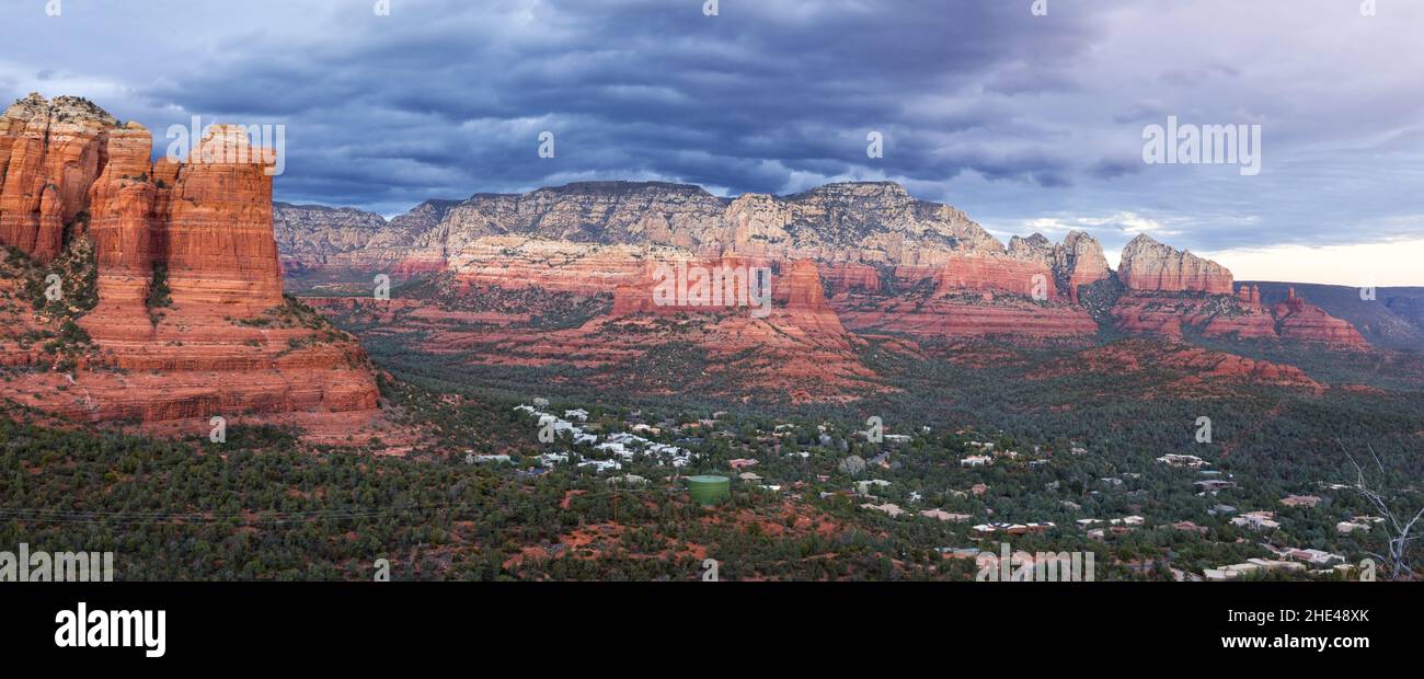 Paesaggio panoramico della Red Rock Mountain e vista panoramica della Green Valley con spettacolari nuvole al tramonto Stormy Sky a Sedona, Arizona USA Foto Stock