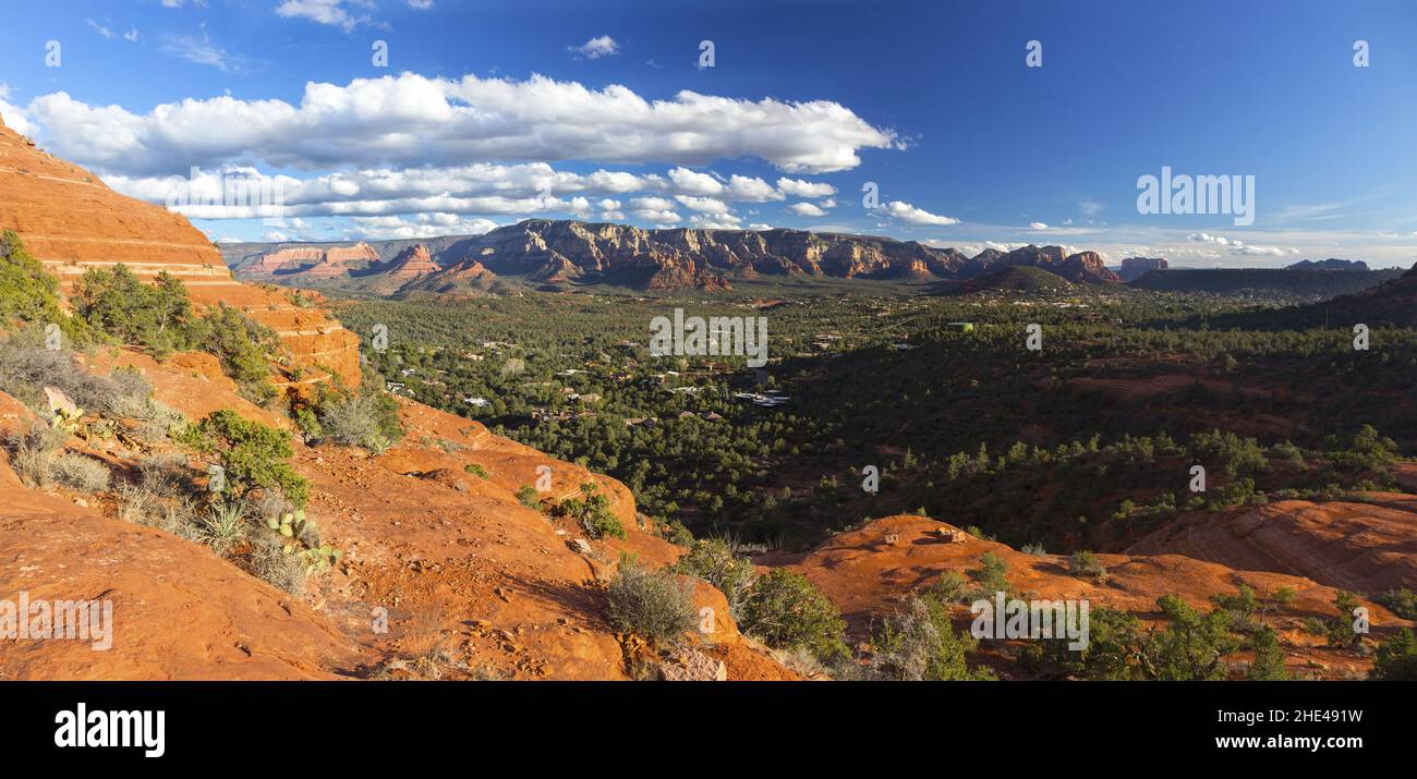 Paesaggio panoramico della Red Rock Mountain e vista panoramica della Green Valley con lo skyline blu distante a Sedona, Arizona USA Foto Stock