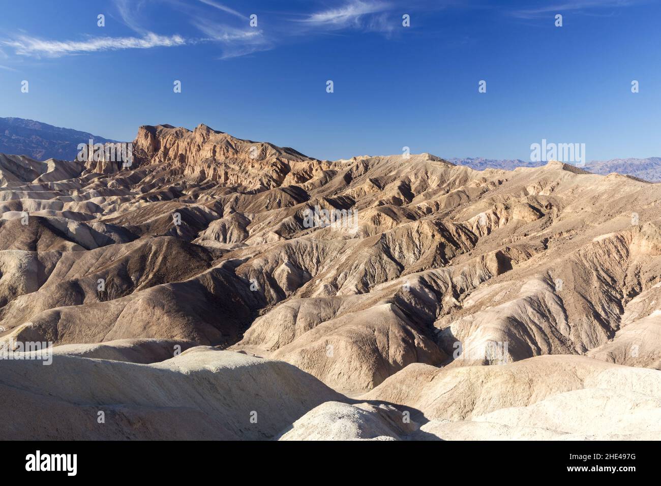 Vista panoramica delle formazioni rocciose erose e dello skyline blu al famoso Zabriskie Point, Death Valley National Park California USA Foto Stock