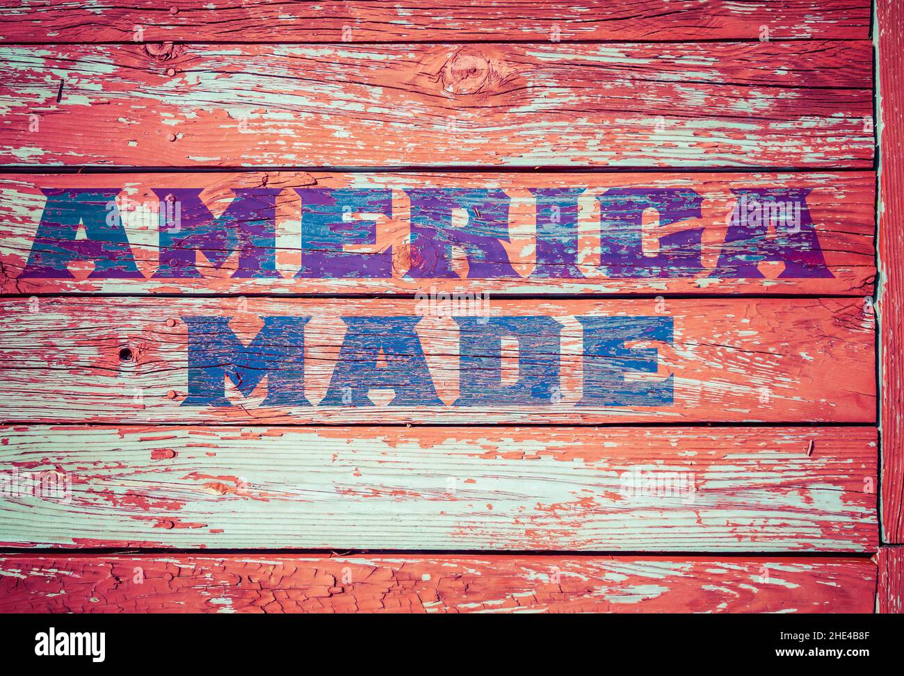 Segno 'American made' vecchio legno sfondo texture peeling vernice rossa Foto Stock