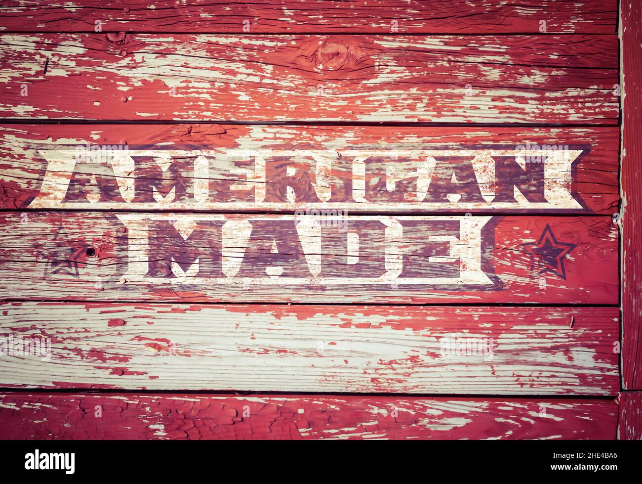 Segno 'American made' su vecchio legno sfondo texture peeling vernice rossa Foto Stock