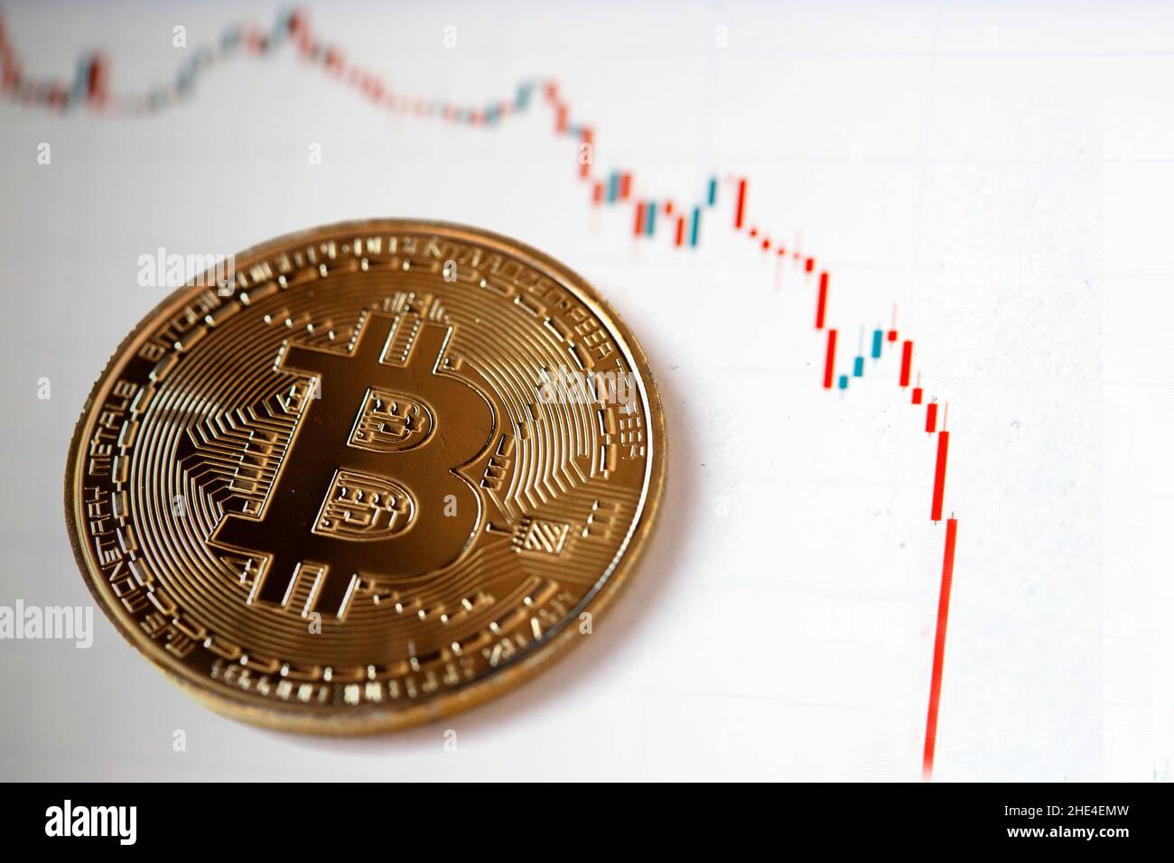 Moneta di criptovaluta in combinazione con la linea di tendenza del mercato azionario finanziario Foto Stock