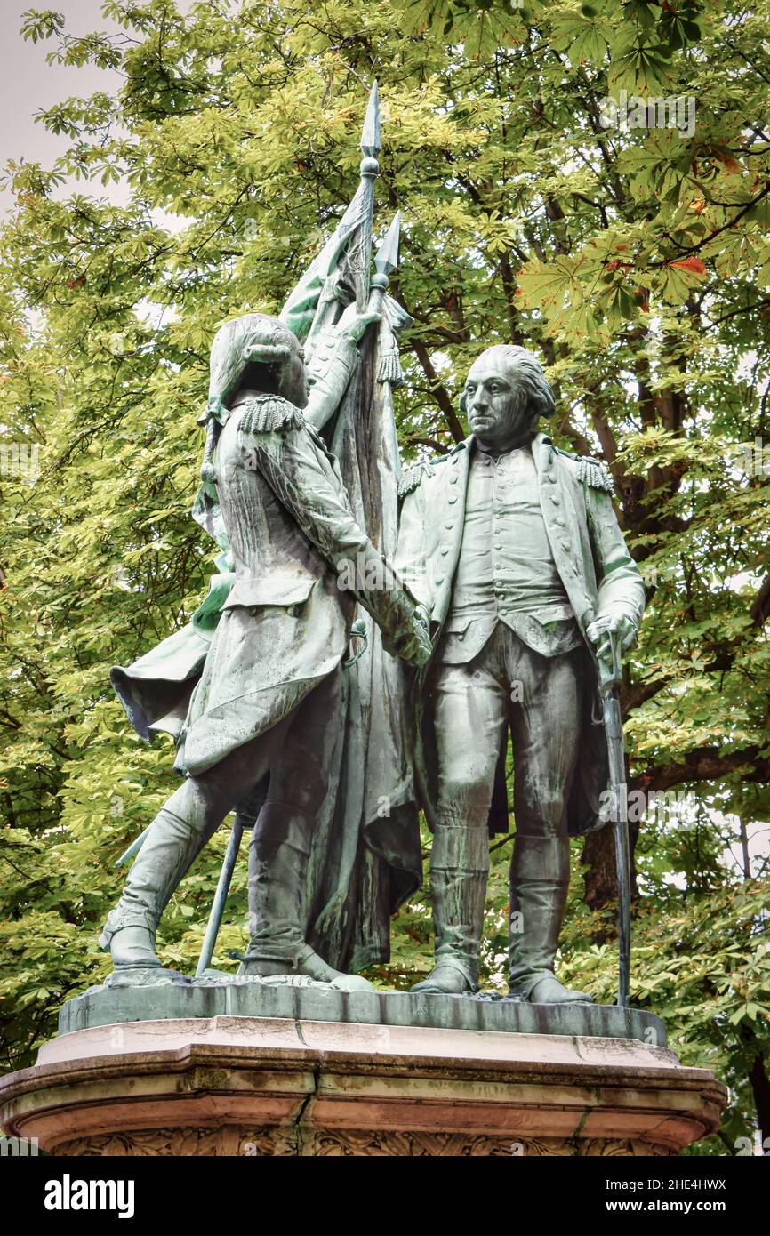 Estatua de Washington y Lafayette en los jardines État Unis de Paris, Francia Foto Stock