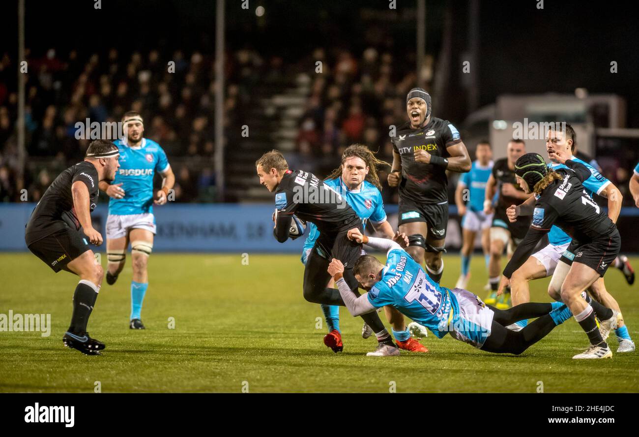 Londra, Regno Unito. 08th Jan 2022. Nick Tompkins di Saracens cerca di fuggire dal tackle di Jordi Reid e Jonny May di Gloucester Rugby durante la Gallagher Premiership Rugby match tra Saracens e Gloucester allo StoneX Stadium di Londra, Inghilterra, il 8 gennaio 2022. Foto di Phil Hutchinson. Solo per uso editoriale, licenza richiesta per uso commerciale. Nessun utilizzo nelle scommesse, nei giochi o nelle pubblicazioni di un singolo club/campionato/giocatore. Credit: UK Sports Pics Ltd/Alamy Live News Foto Stock