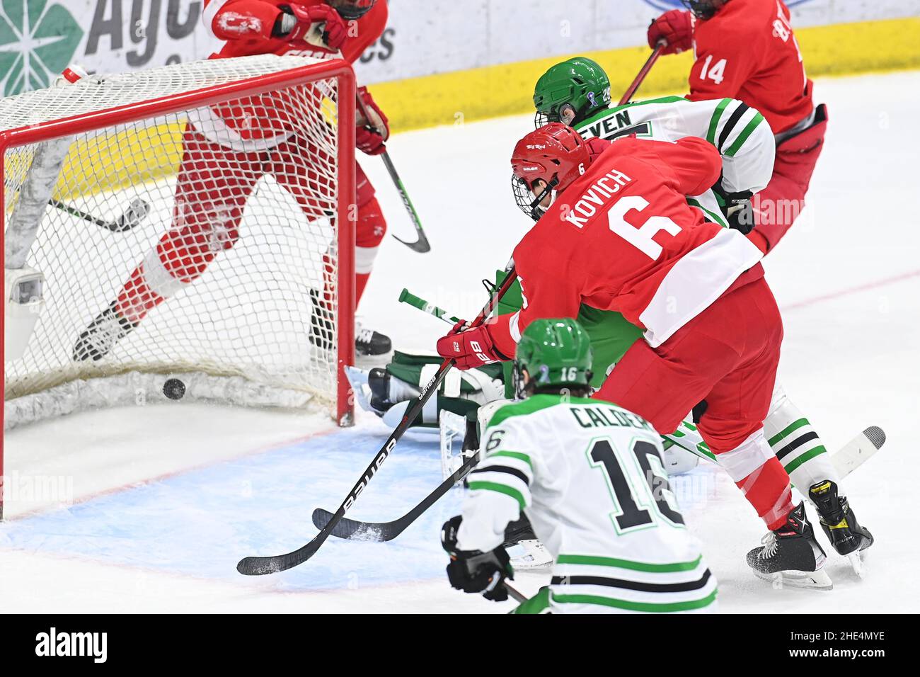 Cornell Big Red Forward Kyler Kovich (6) segna un gol durante una partita di hockey maschile NCAA tra la Cornell University Big Red e la University of North Dakota Fighting Hawks alla Ralph Engelstad Arena, Grand Forks, ND sabato 8 gennaio 2022. Di Russell Hons/CSM Foto Stock