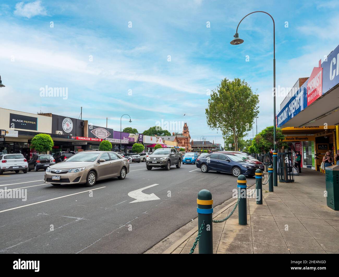 Franklin Street a Traralgon. La strada principale della città, negozi, ufficio postale sono sullo sfondo. Gippsland, Victoria, Australia. Foto Stock