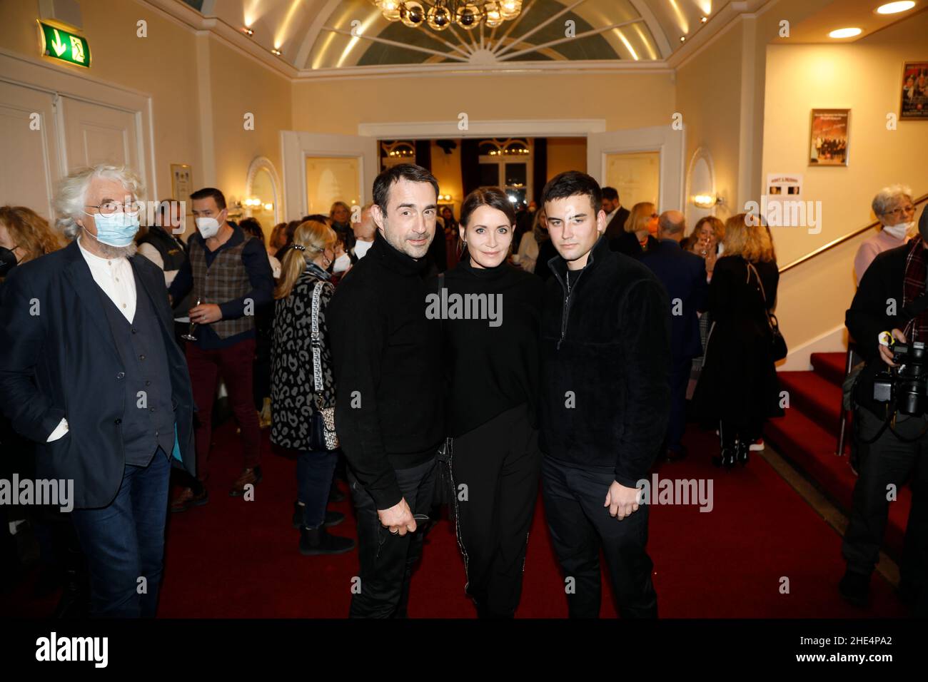 Anja Kling mit Ehemann Oliver Haas und Sohn Tano Kling bei der Premiere des Theaterstück 'Rent A Friend' im Schlosspark Theatre. Berlino, 08.01.2022 Foto Stock