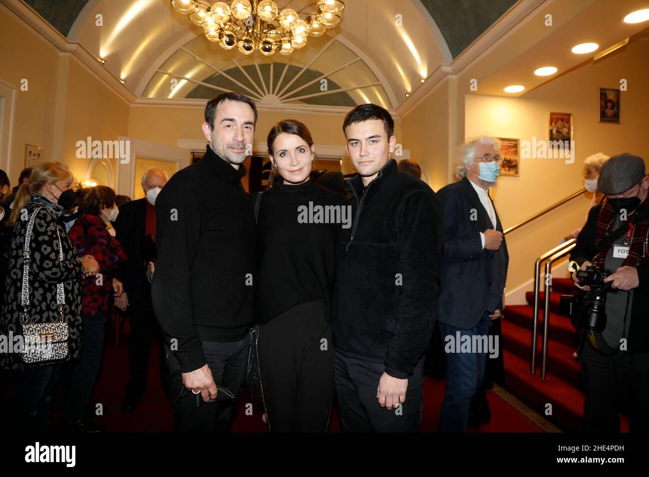 Anja Kling mit Ehemann Oliver Haas und Sohn Tano Kling bei der Premiere des Theaterstück 'Rent A Friend' im Schlosspark Theatre. Berlino, 08.01.2022 Foto Stock