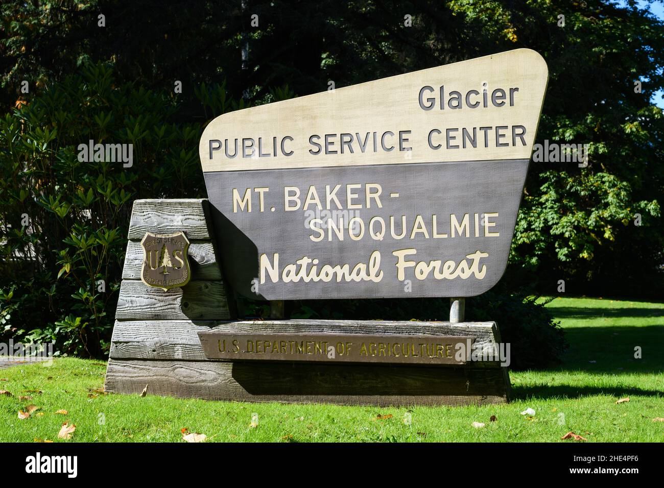Glacier, WA, USA - 23 settembre 2021; insegna per il centro di servizio pubblico a Glacier in Mt Baker Snoqualmie National Forest nel Pacifico nord-occidentale Foto Stock