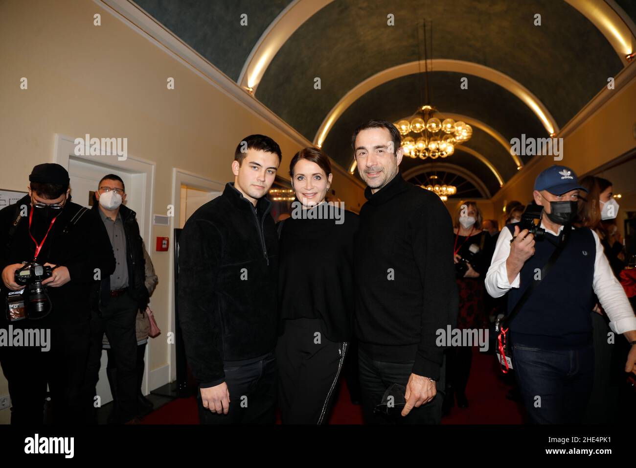 Anja Kling mit Ehemann Oliver Haas und Sohn Tano Kling bei der Premiere des Theaterstück 'Rent A Friend' im Schlosspark Theatre. Berlino, 08.01.2022 Foto Stock