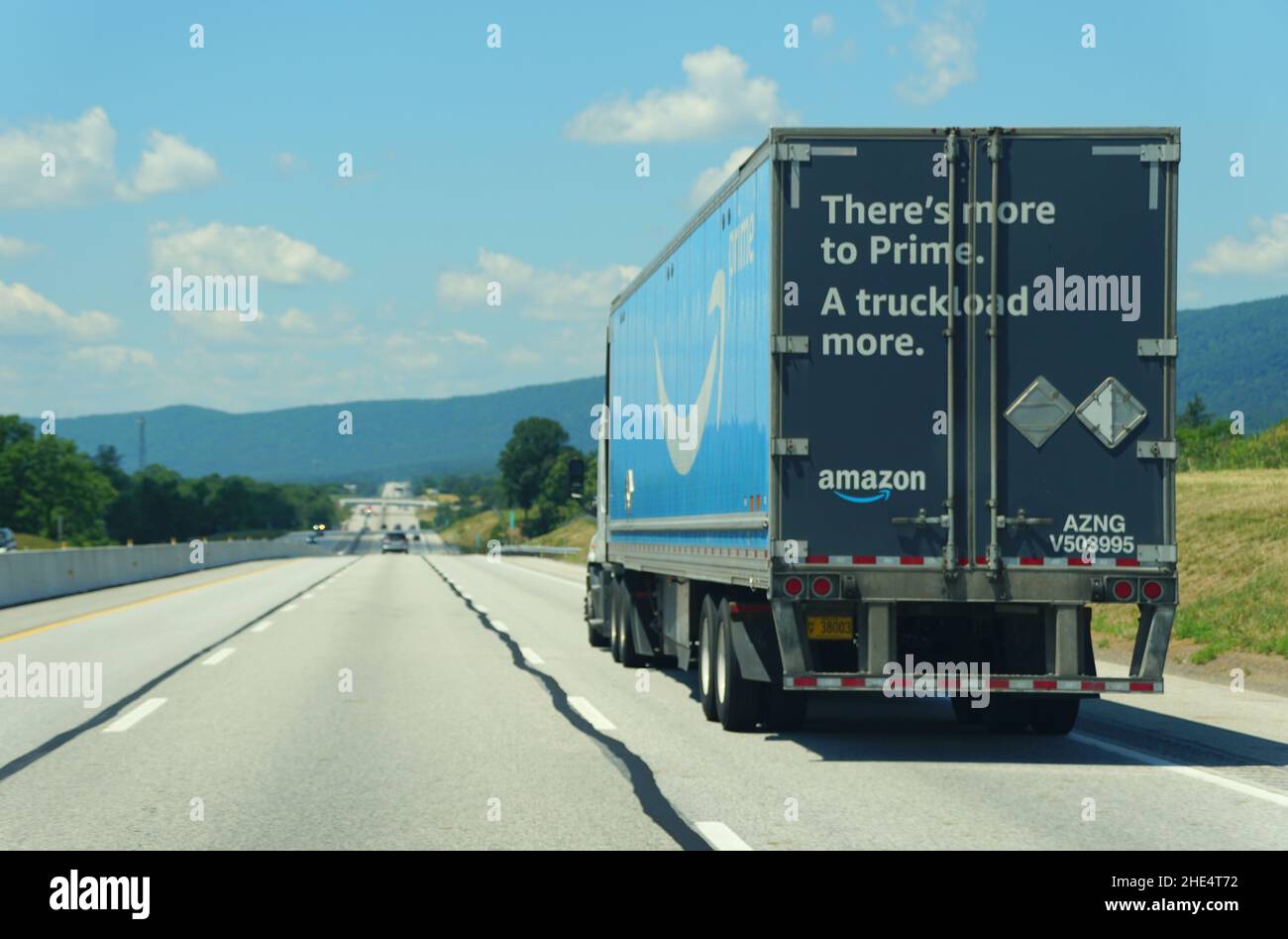 Spring Run, Pennsylvania, Stati Uniti - 21 agosto 2021 - Un grande camion Amazon in movimento sull'autostrada Foto Stock