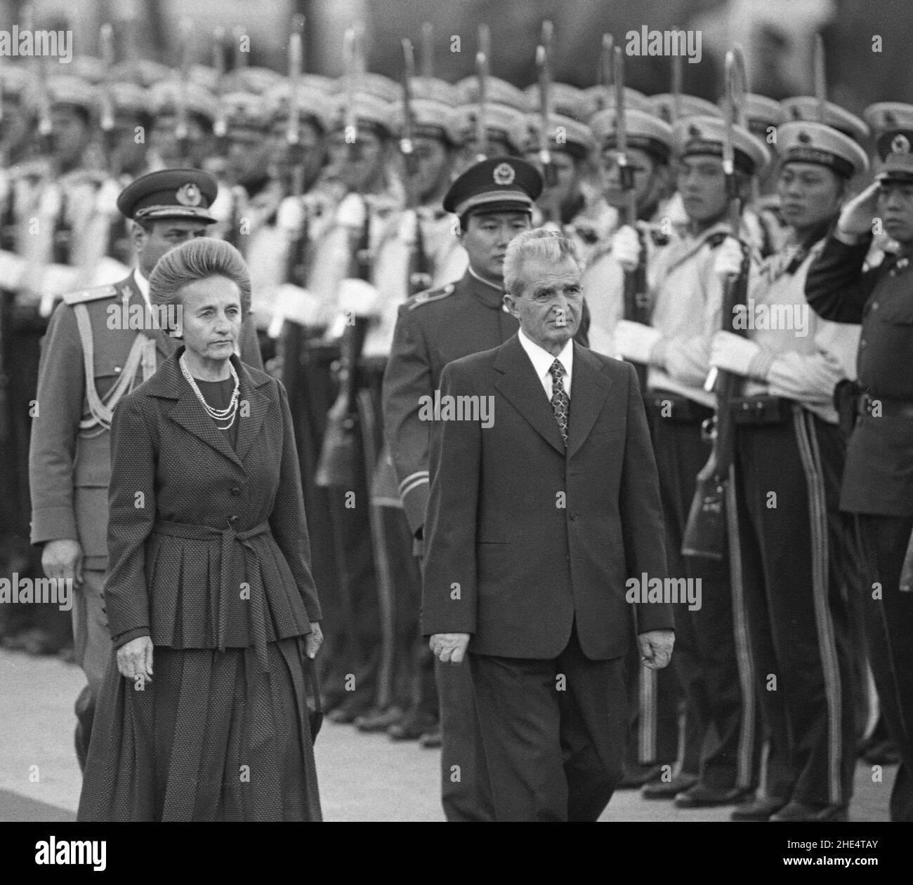Poi il Presidente e dittatore rumeno Nicolae Ceausescu e sua moglie Elena Ceaușescu passeranno davanti a una guardia d'onore cinese a Pechino durante la loro visita di Stato in Cina il 14 ottobre 1988. Il 25 dicembre dell'anno successivo (1989), sono stati giustiziati da una squadra di sparo in Romania. Foto Stock