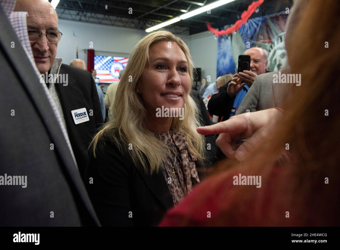 Marietta, GA, Stati Uniti. 8th Jan 2022. Georgia Congresswoman Marjorie Taylor Green saluta i tifosi durante una visita a una riunione della colazione della contea di Cobb GOP. Ha esortato tutti i Repubblicani a lasciare Twitter e Facebook, chiamandoli Comunista.Ã Green rappresenta il Distretto del Congresso del stateÃs 14th, recentemente ristrutturato per includere più elettori del Partito democratico. (Credit Image: © Robin Rayne/ZUMA Press Wire) Foto Stock