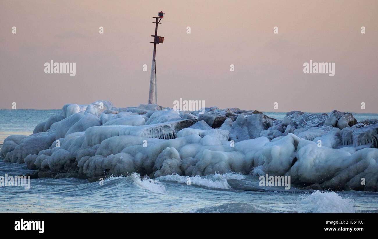 Pareti rocciose ricoperte di ghiaccio del costo del lago Michigan a Gillson Beach a Wilmette, Illinois in un giorno di gennaio frigido. Foto Stock