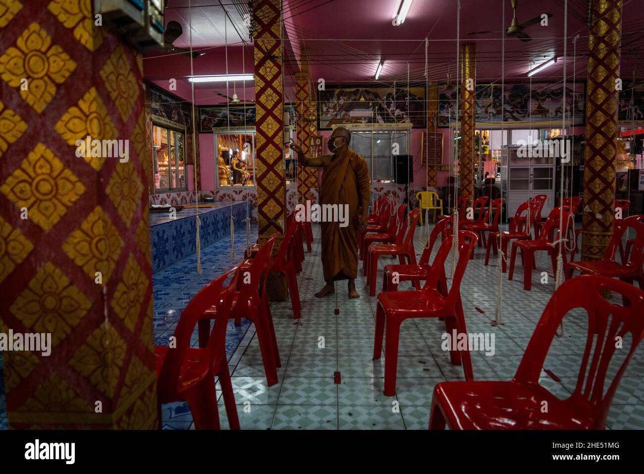 Bangkok, Tailandia. 1st Jan 2022. Monaco thailandese visto nel tempio durante il rituale di resurrezione al tempio. I devoti sono risuscitati in un rituale annuale di Capodanno a Wat Takien vicino a Nonthaburi. Questo rito inizia con una preghiera seguita dai partecipanti che cantano con santi fili avvolti intorno alla testa prima di stendersi in una bara per 'dividersi' e essere purificati. (Credit Image: © Matt Hunt/SOPA Images via ZUMA Press Wire) Foto Stock