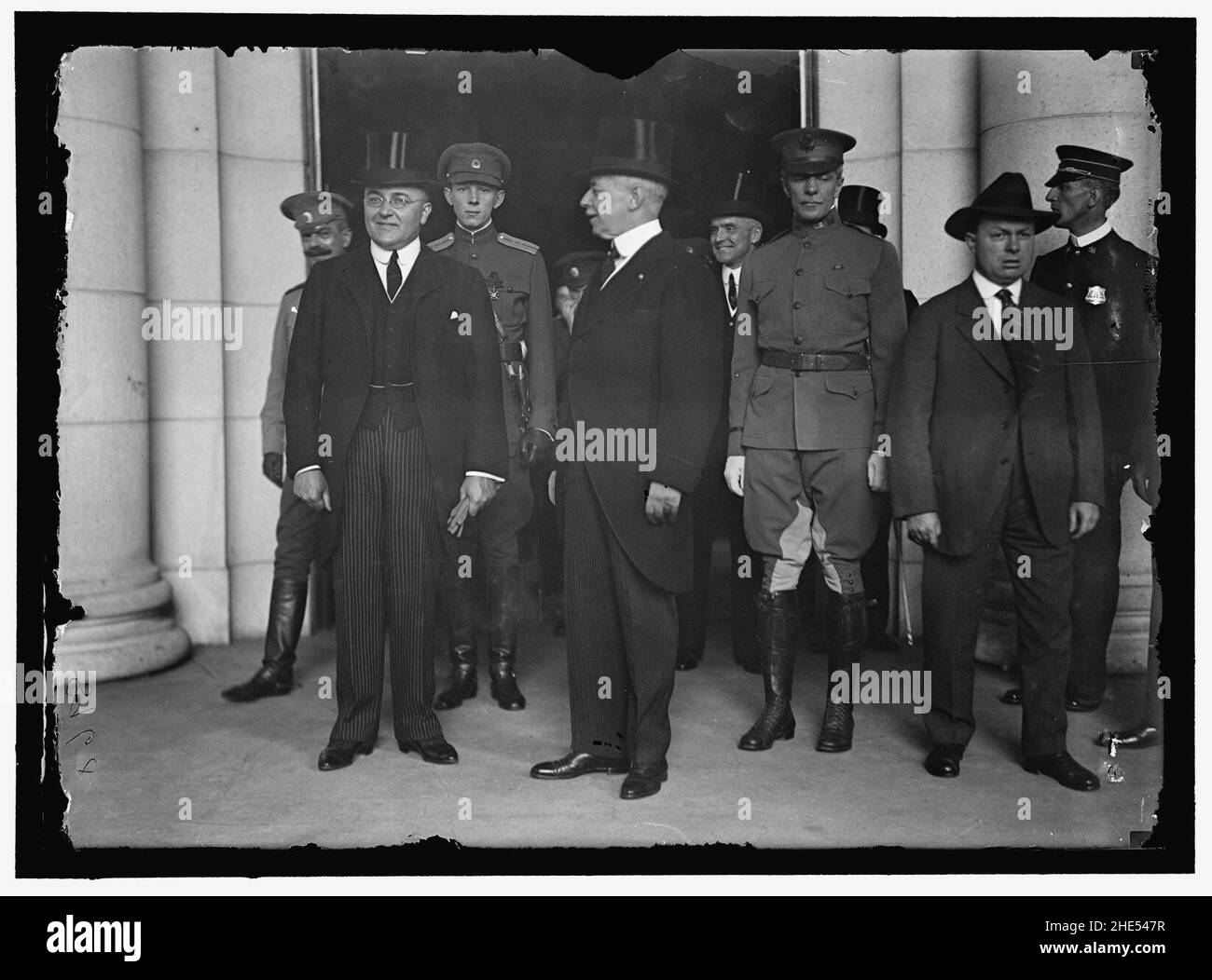 LA MISSIONE RUSSA NEGLI STATI UNITI ARRIVA ALLA STAZIONE UNION. FRONT-BACHMETEFF; LANSING; COL. POSTERIORE HARTS.- LT. GEN. ROOP; CAPT. DUBASSOFF; F.L. POLK Foto Stock