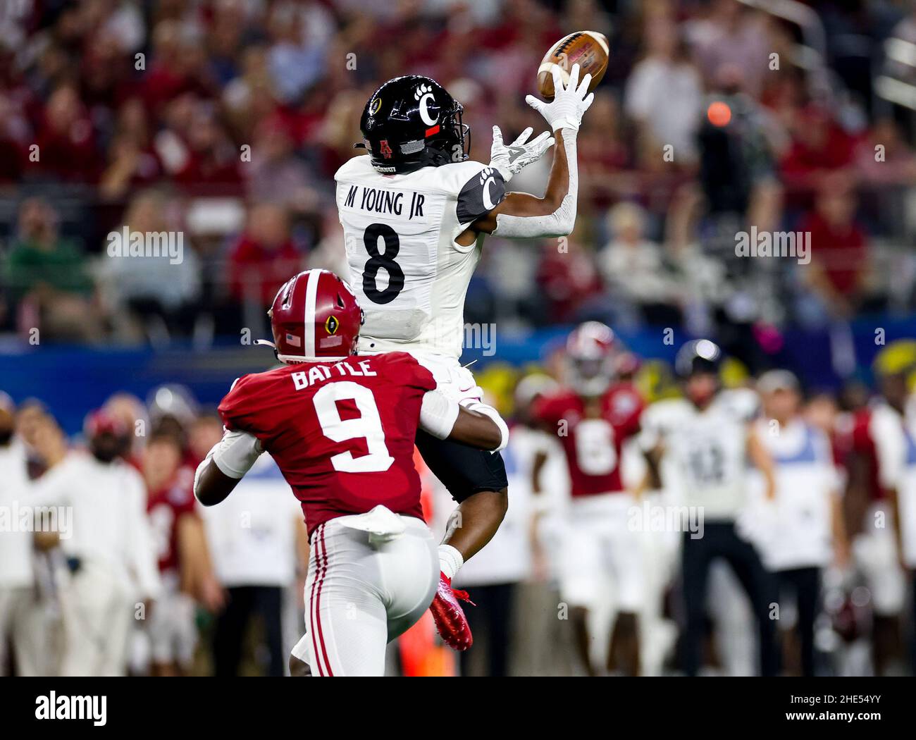 Arlington, Texas, Stati Uniti. 31st Dic 2021. Cincinnati Bearcats ampio ricevitore Michael Young Jr. (8) va in su per afferrare la palla di fronte all'Alabama Crimson Tide difensiva back Jordan Battle (9) durante la partita di Goodyear Cotton Bowl tra l'Alabama Crimson Tide e i Cincinnati Bearcats il 31 dicembre 2021 all'AT&T Stadium di Arlington, Texas. (Credito obbligatorio: Freddie Beckwith/MarinMedia.org/Cal Sport Media) (fotografo completo assoluto e crediti richiesti).Televisione, o riviste a scopo di lucro contattare direttamente MarinMedia. Credit: csm/Alamy Live News Foto Stock