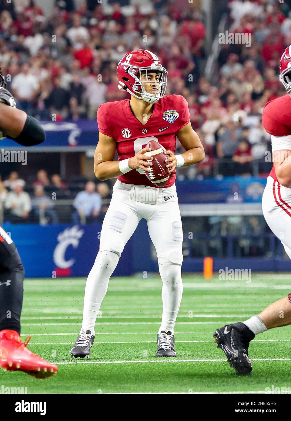 Arlington, Texas, Stati Uniti. 31st Dic 2021. Alabama Crimson Tide quarterback Bryce Young (9) torna a passare durante la partita del Goodyear Cotton Bowl tra l'Alabama Crimson Tide e i Bearcats Cincinnati il 31 dicembre 2021 all'AT&T Stadium di Arlington, Texas. (Credito obbligatorio: Freddie Beckwith/MarinMedia.org/Cal Sport Media) (fotografo completo assoluto e crediti richiesti).Televisione, o riviste a scopo di lucro contattare direttamente MarinMedia. Credit: csm/Alamy Live News Foto Stock