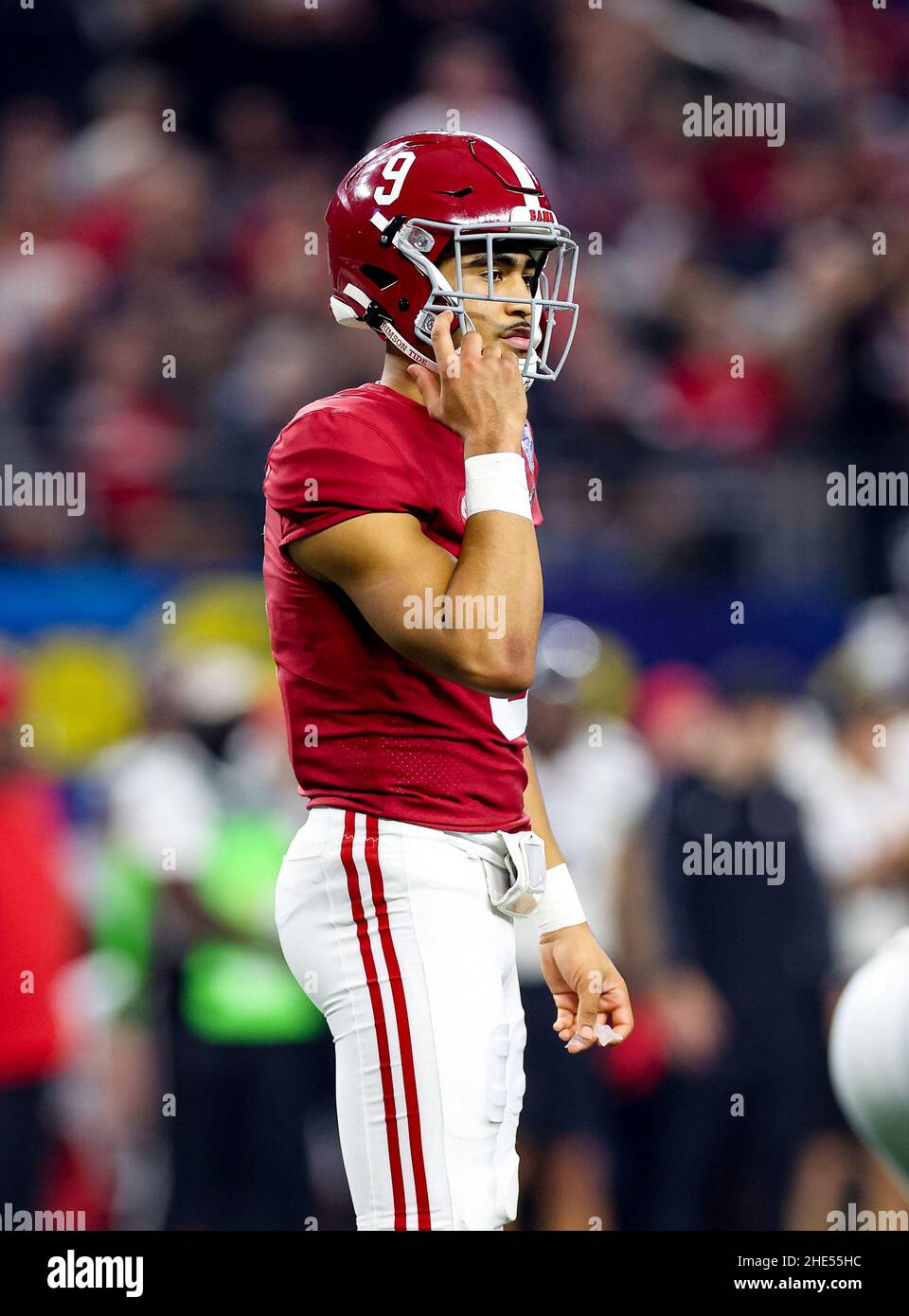 Arlington, Texas, Stati Uniti. 31st Dic 2021. Alabama Crimson Tide quarterback Bryce Young (9) attende il gioco durante la partita del Goodyear Cotton Bowl tra l'Alabama Crimson Tide e i Bearcats Cincinnati il 31 dicembre 2021 all'AT&T Stadium di Arlington, Texas. (Credito obbligatorio: Freddie Beckwith/MarinMedia.org/Cal Sport Media) (fotografo completo assoluto e crediti richiesti).Televisione, o riviste a scopo di lucro contattare direttamente MarinMedia. Credit: csm/Alamy Live News Foto Stock