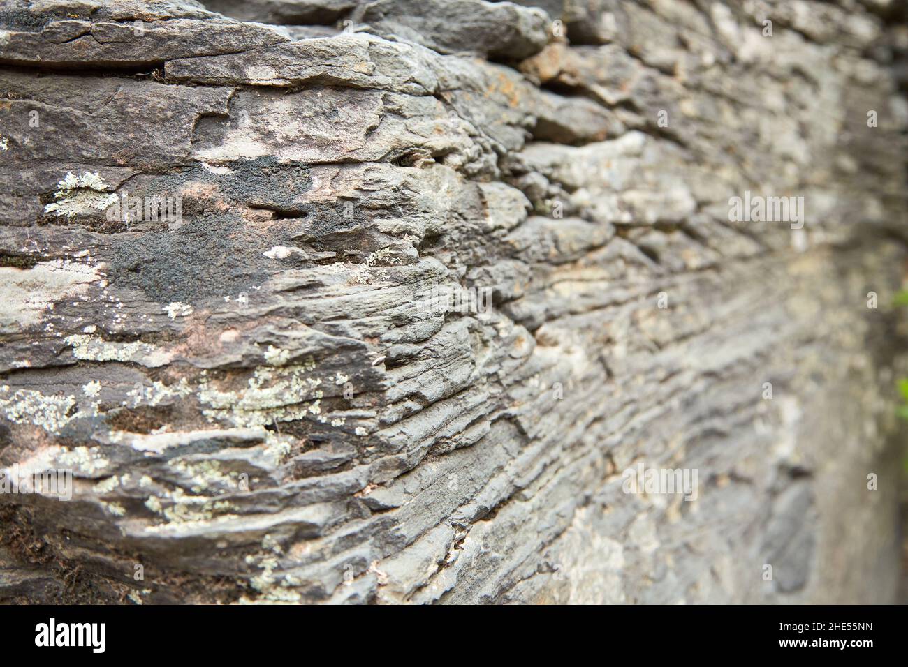 Strati e crepe in faccia di pietra, Vista laterale Foto Stock