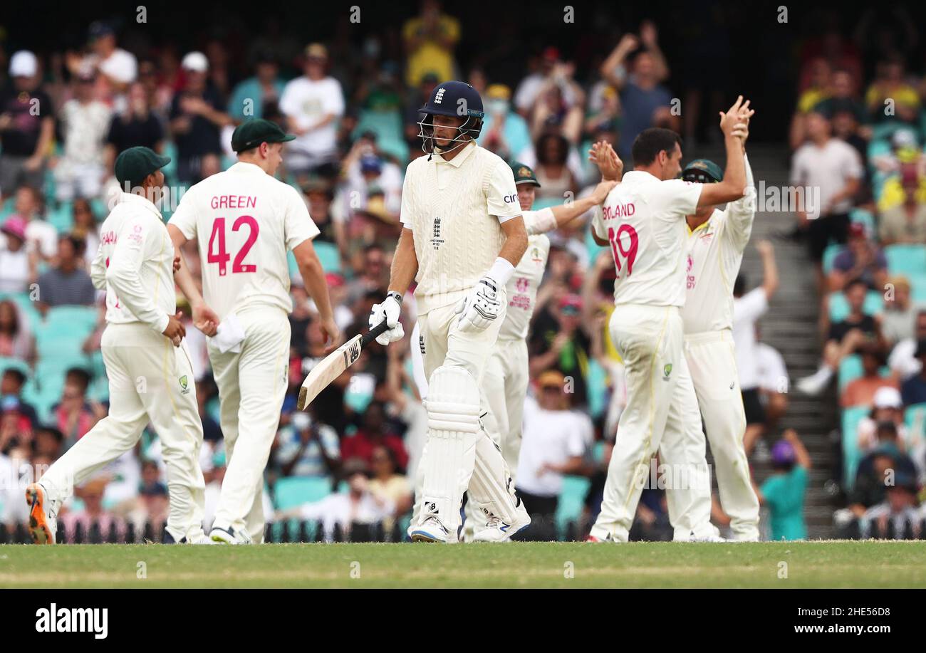 Scott Boland dell'Australia celebra il cricket della Joe Root inglese durante il quinto giorno del quarto test delle ceneri al Sydney Cricket Ground, Sydney. Data foto: Domenica 9 gennaio 2022. Foto Stock