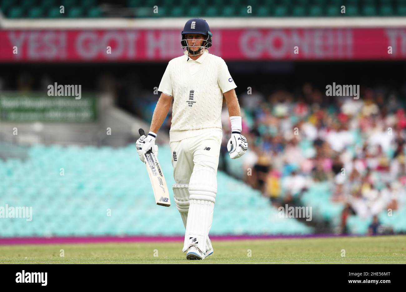 Joe Root dell'Inghilterra dopo essere stato licenziato durante il quinto giorno del quarto test delle ceneri al Sydney Cricket Ground, Sydney. Data foto: Domenica 9 gennaio 2022. Foto Stock