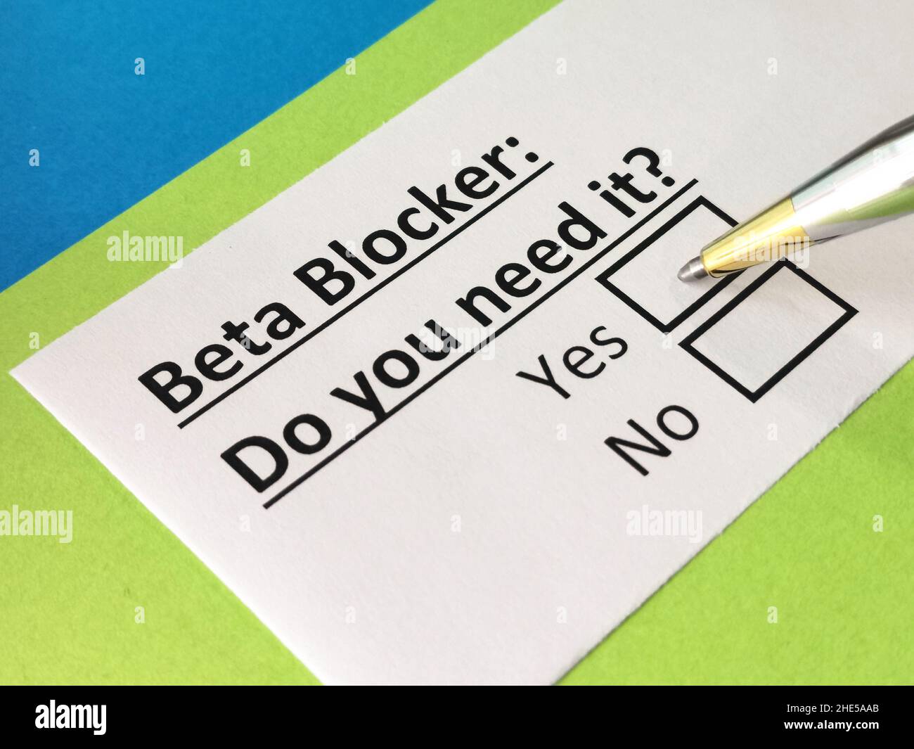 Una persona sta rispondendo alle domande sul beta-bloccante. Foto Stock