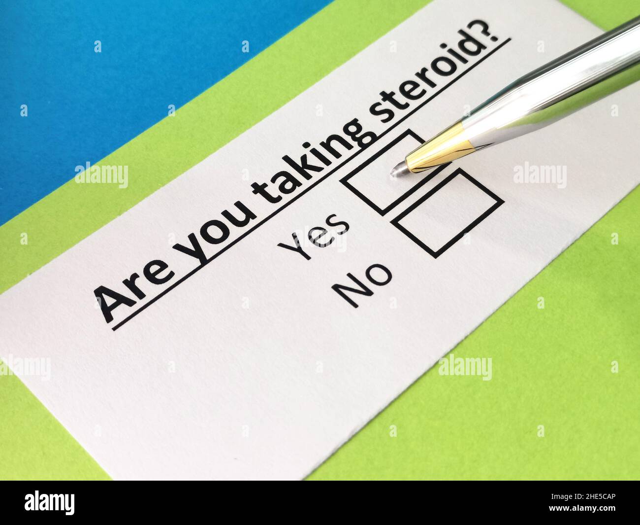 Una persona sta rispondendo alla domanda circa steroide Foto Stock
