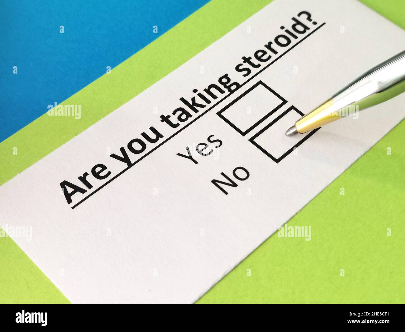 Una persona sta rispondendo alla domanda circa steroide Foto Stock