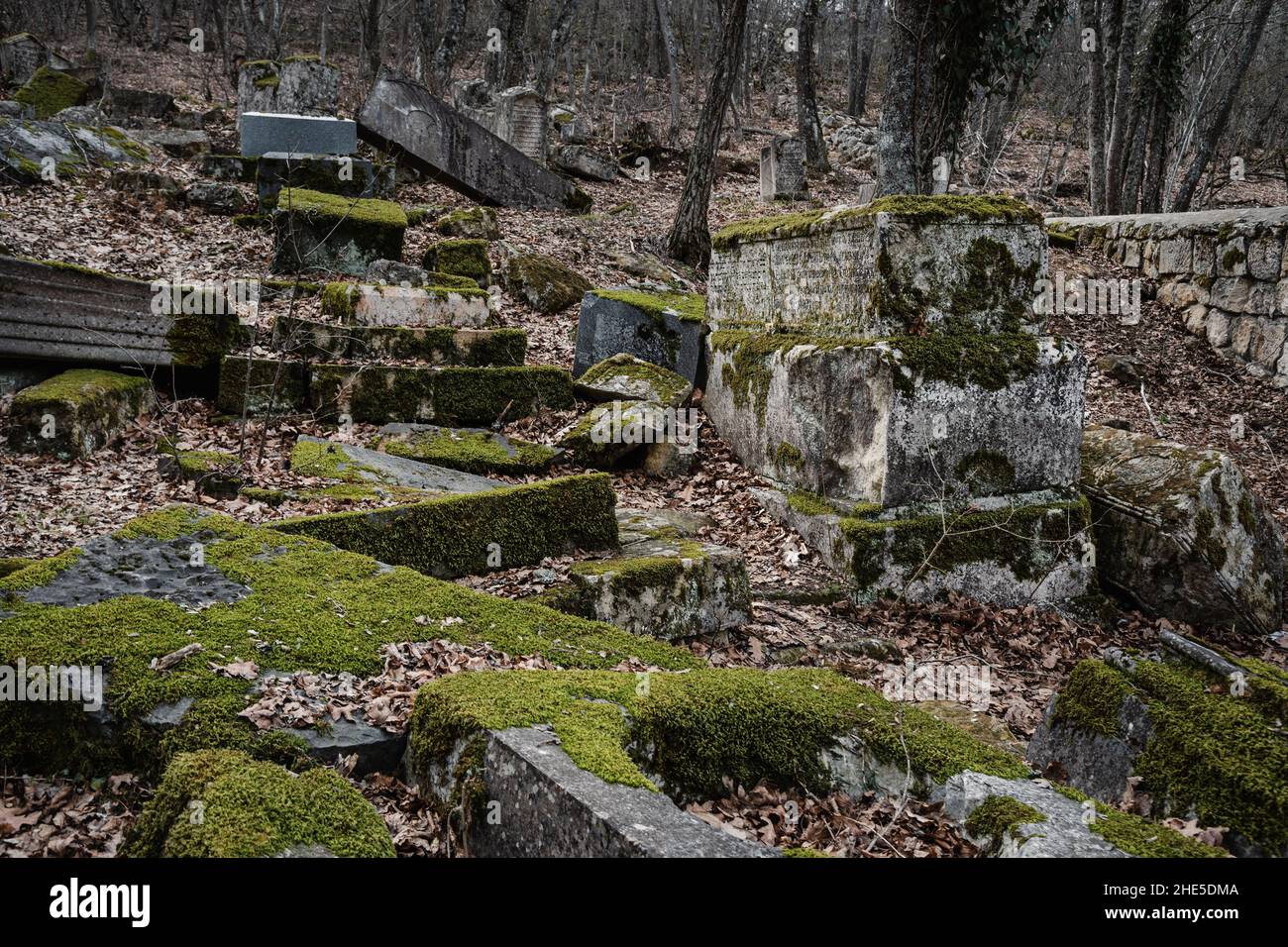 Bakhchisarai, Crimea - 12 marzo 2021: Lapidi nell'antico cimitero di Karaite Balta-Tiymez Foto Stock