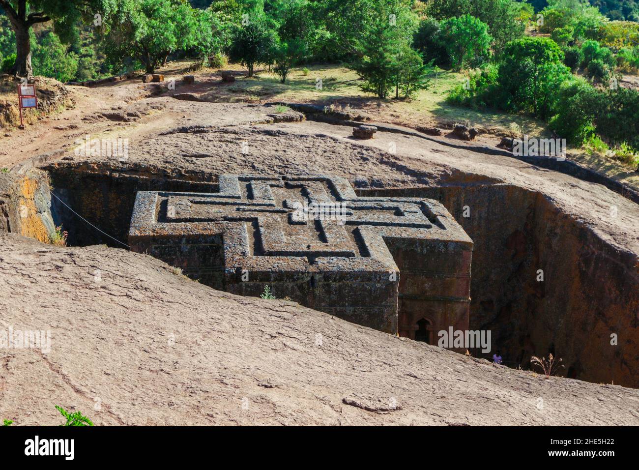 Vista principale della Chiesa di San Giorgio, una delle molte chiese scavate nelle colline rocciose di Lalibela, Etiopia Foto Stock