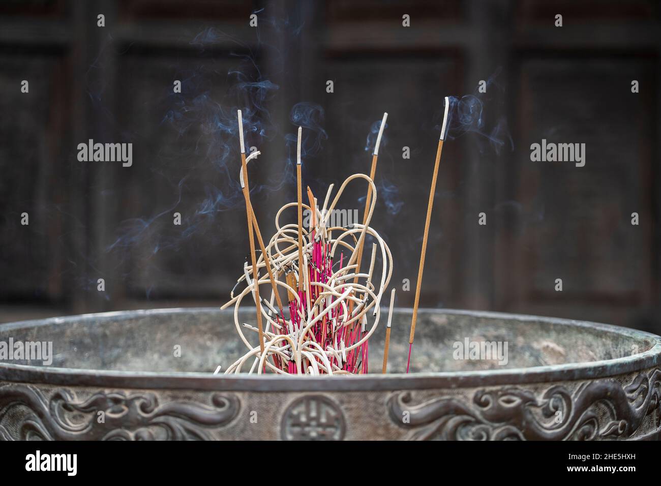 Primo piano di incenso bastoni che bruciano con fumo nel tempio buddista di  Hanoi, Vietnam Foto stock - Alamy