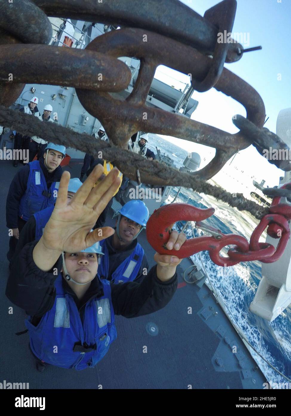Velista che collega il gancio da surf durante il rifornimento in corso a bordo di USS Carney (DDG-64) 160207 Foto Stock