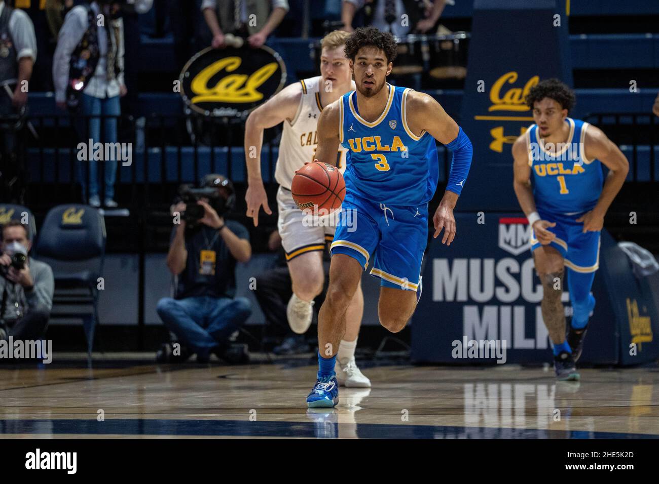 La guardia dell'UCLA Johnny Juzang (3) ha fatto il dribbling contro la California durante la prima metà a Berkeley, California, sabato 8 dicembre 2022. (Ne Foto Stock