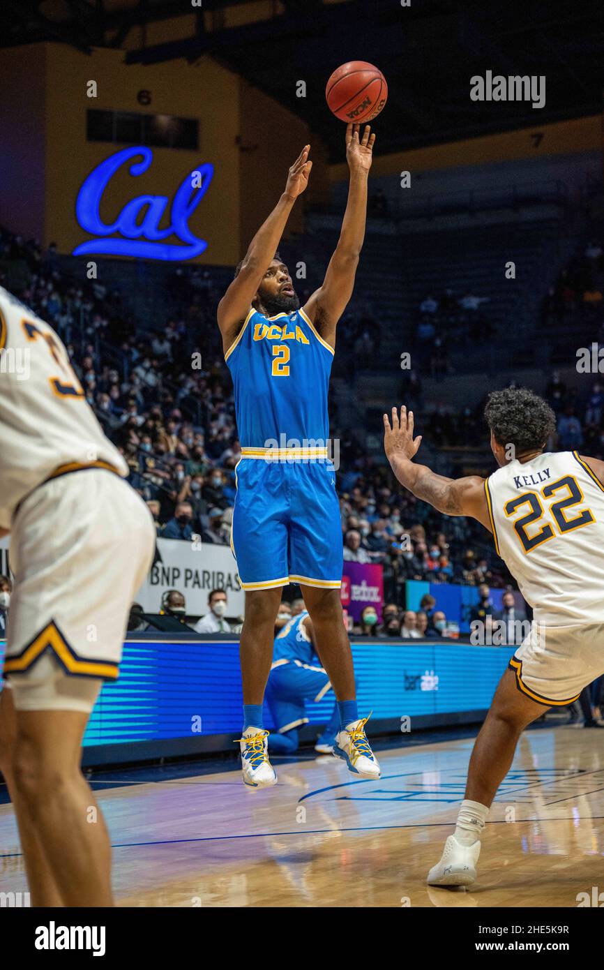 UCLA Forward Cody Riley (2) spara il basket durante la seconda metà contro la California Forward Andre Kelly (22) a Berkeley, California, Sabato Foto Stock