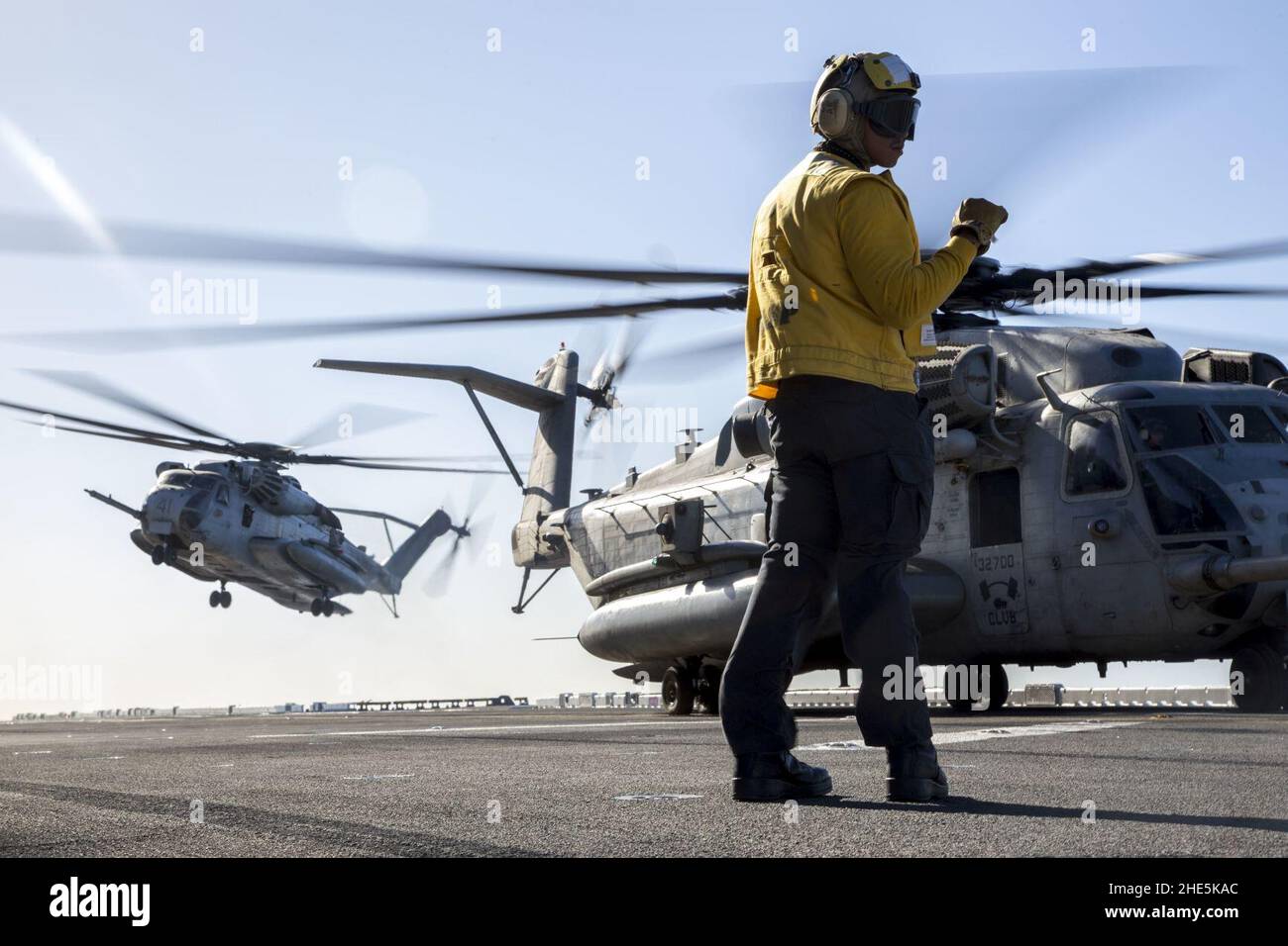 Il marinaio segnala il pilota di un elicottero CH-53E Super Stallion. (37624136160). Foto Stock