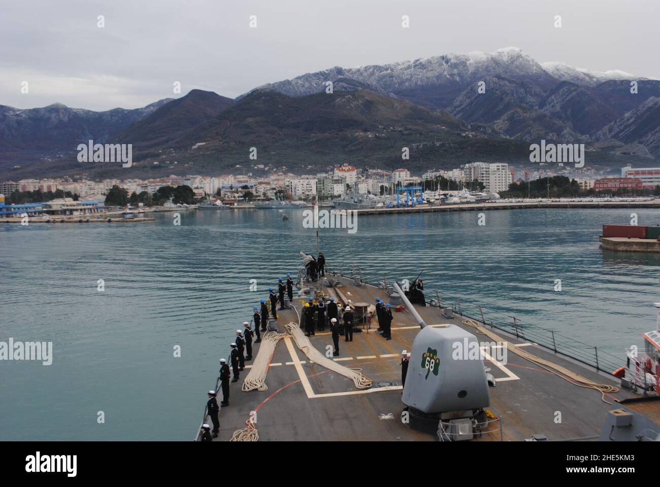 Marinai a bordo della USS i Sullivans (DDG-68) che presero le rotaie durante l'arrivo al Bar 160212 Foto Stock