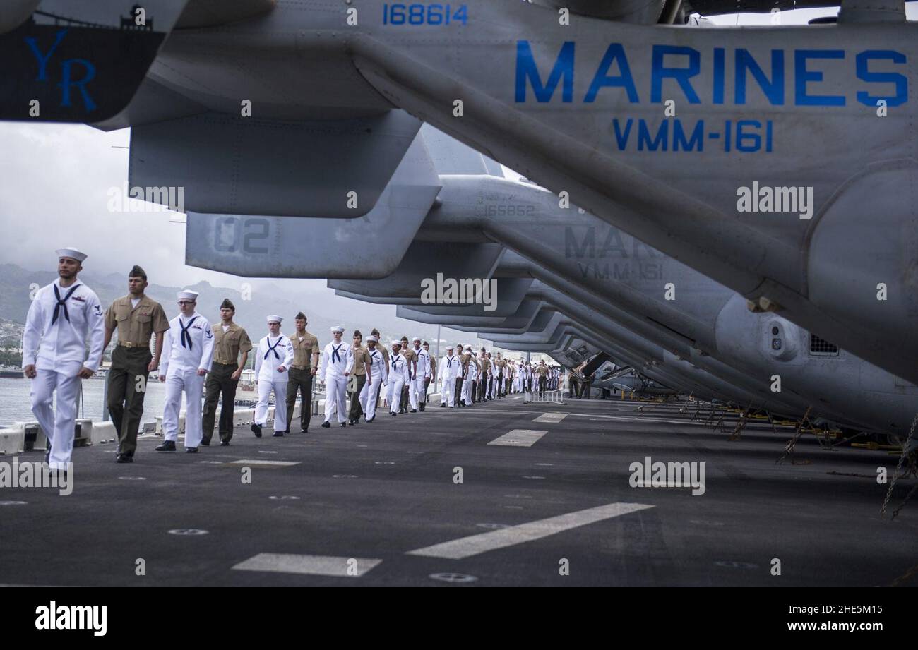 I marinai e i marines si assicurano dal manning le rotaie mentre la nave parte. (39011015355). Foto Stock