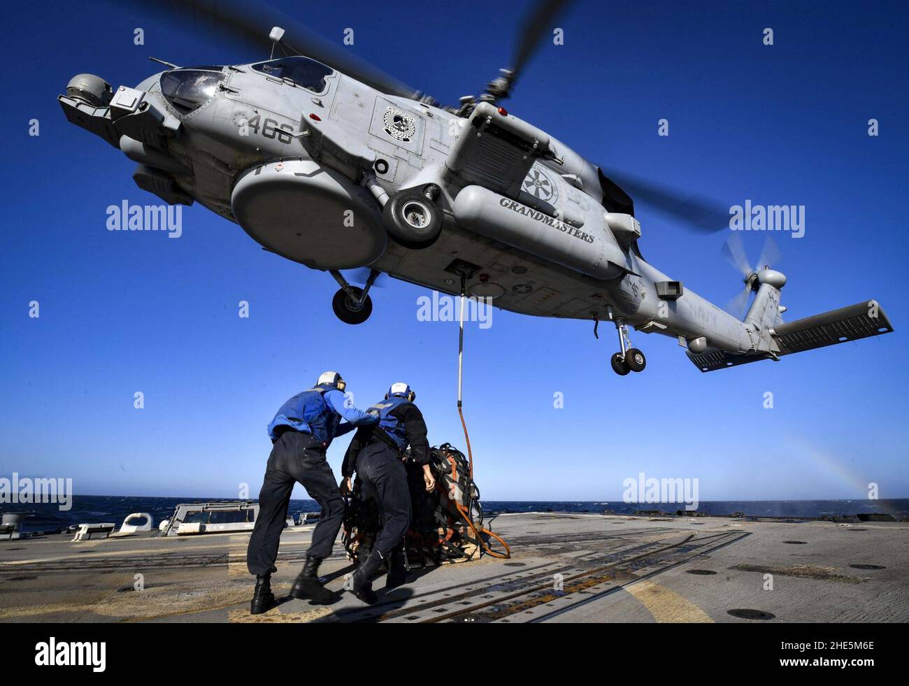 I marinai attaccano il carico a un elicottero MH-60R Sea Hawk. (37917024022). Foto Stock